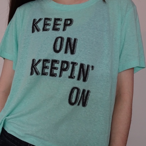 2 for 20$ 👚 KEEP ON KEEPIN ON CROP Tee - Picture 2 of 3